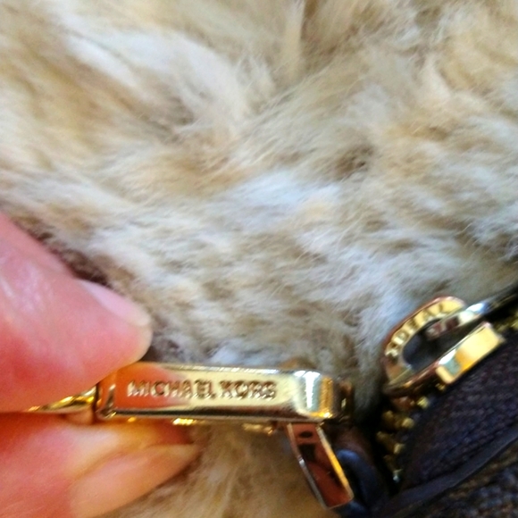 VGUC Michael kors phone wallet / wristlet. - Picture 3 of 5